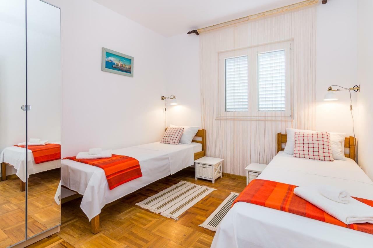 Apartment "On The Beach" Trogir Exterior foto
