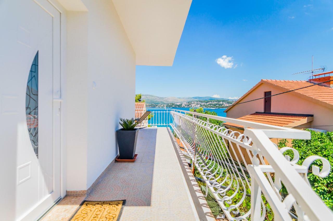 Apartment "On The Beach" Trogir Exterior foto