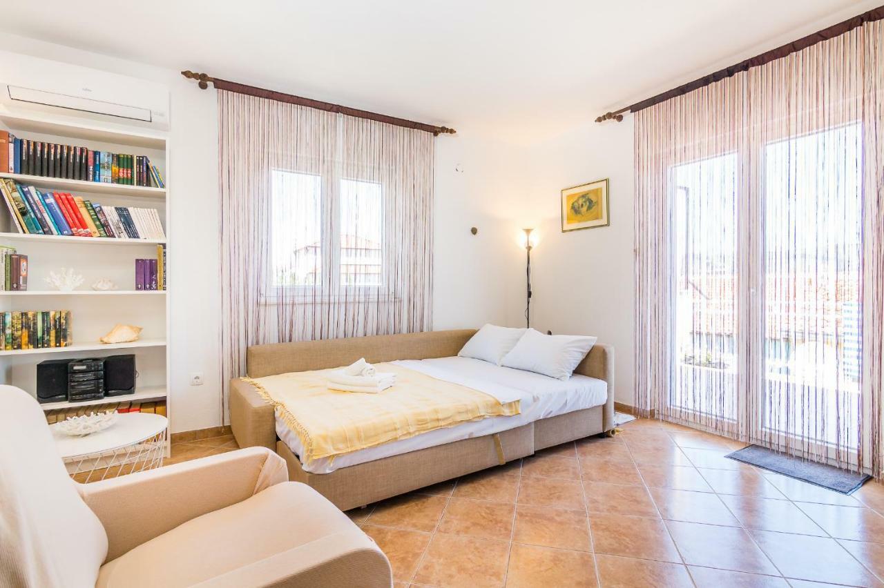 Apartment "On The Beach" Trogir Exterior foto