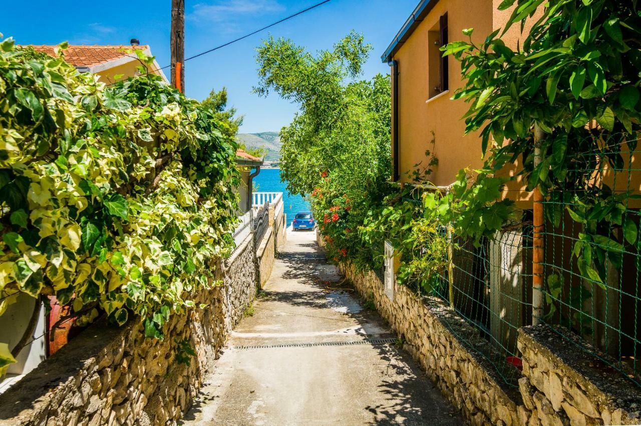 Apartment "On The Beach" Trogir Exterior foto