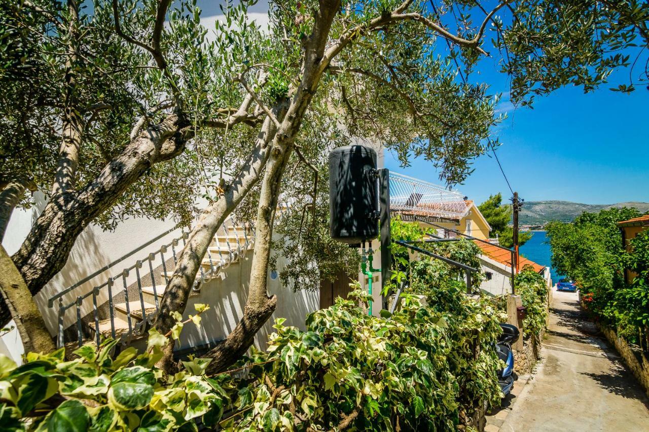 Apartment "On The Beach" Trogir Exterior foto