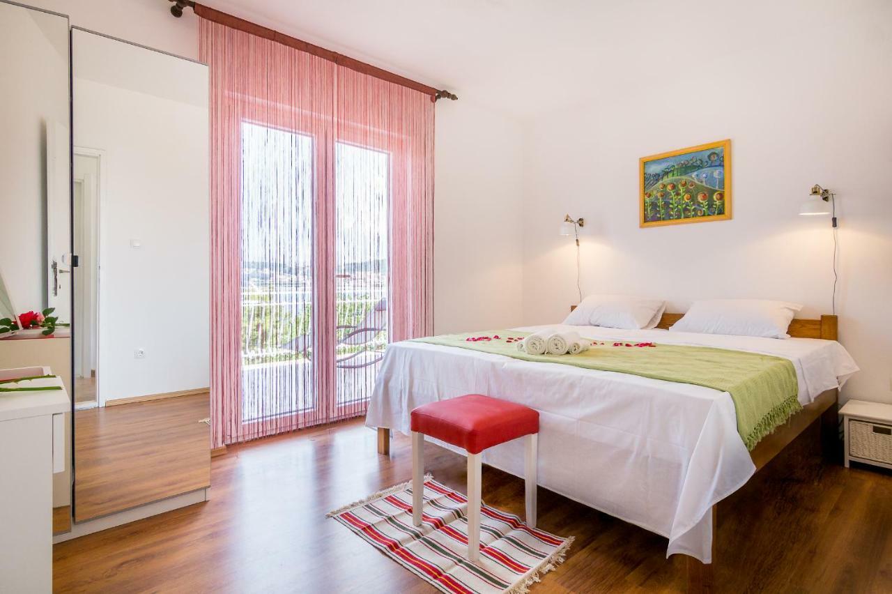 Apartment "On The Beach" Trogir Exterior foto