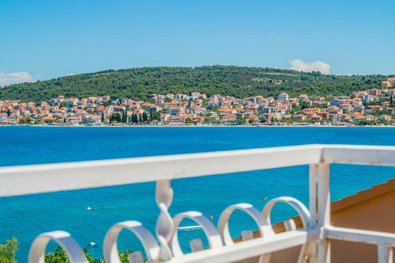 Apartment "On The Beach" Trogir Exterior foto